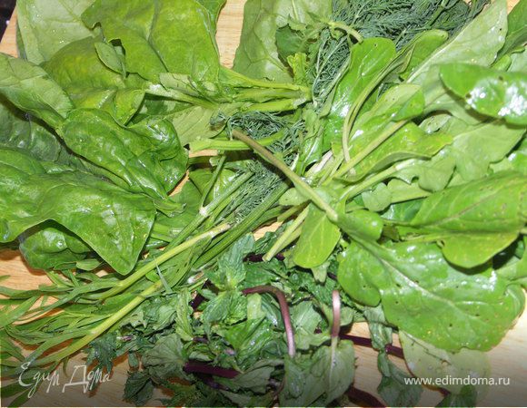 Зелень помыть.Обсушить бумажным полотенцем.