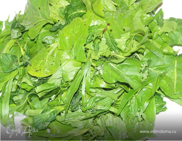 Шпинат и руколу порвать.Мятные листики и укроп порезать.Тархун освободить от жёстких стебельков.