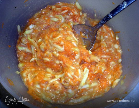 Затем делим кабачковую смесь на 2 части.В одну трём морковь и так же жарим несколько блинчиков.