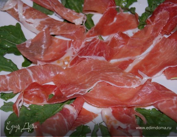 На тарелку выкладываем красиво листья руколы, предворительно вымыв ее и просушив.