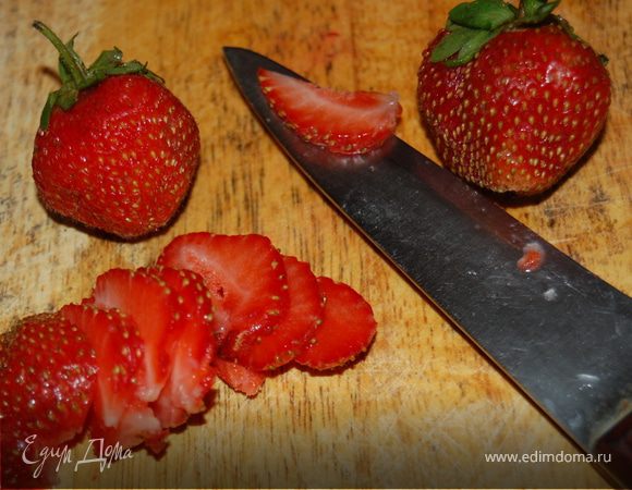Крупную клубнику вымыли, высушили, нарезали тонко, уложили красиво сверху.