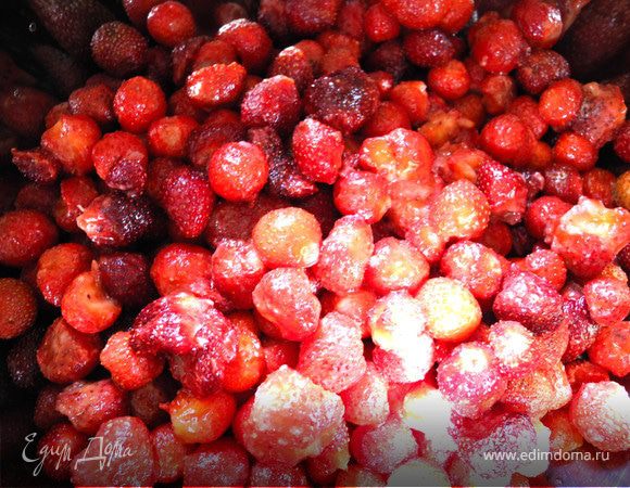 Клубнику я обработала (промыла и оторвала чашелистики).
Добавила вино и сахар, перемешала и поставила на средний огонь. Варила я в широкой кастрюле, чтобы жидкость лучше выпаривалась. Когда закипело, несколько минут проварила и оставила на сутки, потому что уехала в Москву на выставку Диора. 