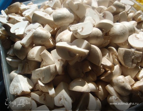 Мелкие шампиньоны хорошенько помыть, просушить. Порезать на четвертинки. Если у вас крупные шампиньоны, то я обычно их чищу и нарезаю не очень мелко.
