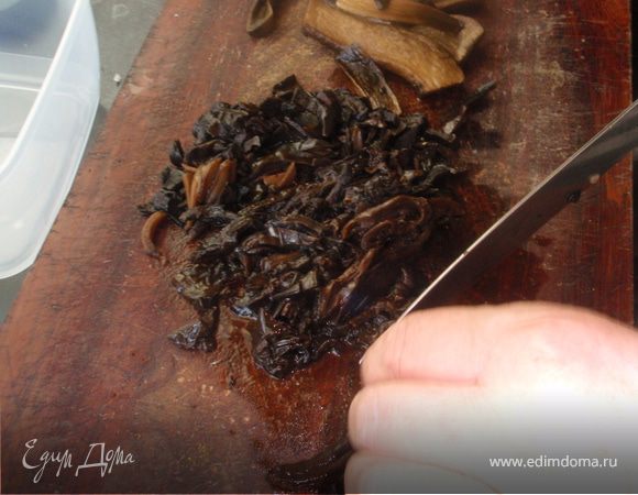 Сухие грибы замочить заранее на несколько часов. Затем отварить до мягкости, посолить во время варки. Можно и прямо сухие использовать. Я их беру для запаха и привкуса лесных грибочков. Этот этап не обязателен, но я в честь праздника не поленилась)