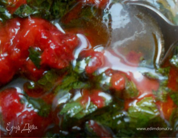 Для заправки удалить у клубники плодоножки, слегка размять ягоды вилкой. Добавить масло, лимонный сок и при необходимости немного соли, размешать. Заправить салат и подавать! ***Волшебное сочетание вкусов, не вру!:)))***