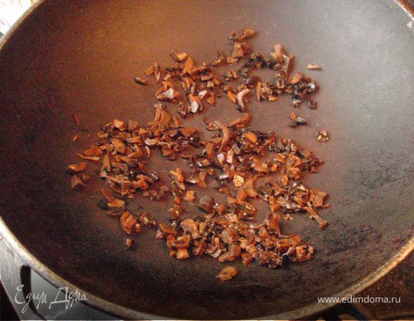 Обжарить лесные грибочки без добавления масла(я использую сковороду "Wok").