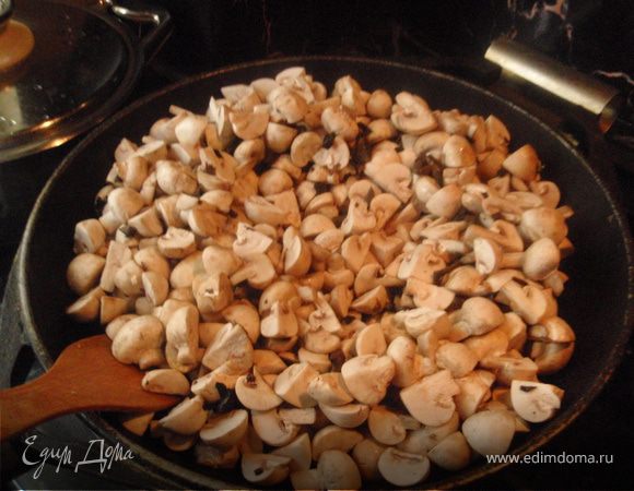 Когда из грибов выпарится лишняя влага, добавить шампиньоны.