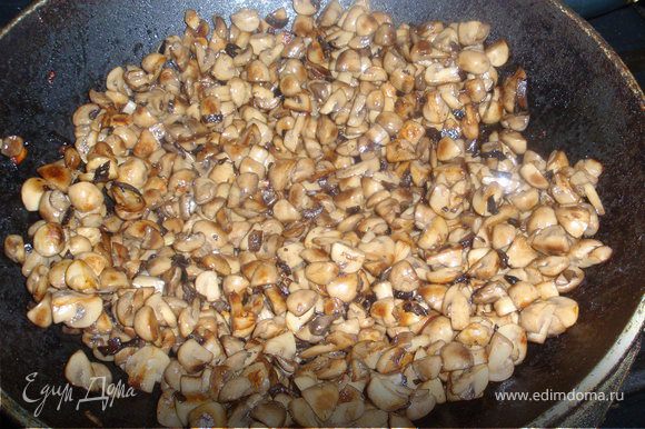 Когда выпарится вся влага из шампиньонов (около 10-15 минут), добавить немного раст. масла и обжарить грибочки до золотистого цвета.
