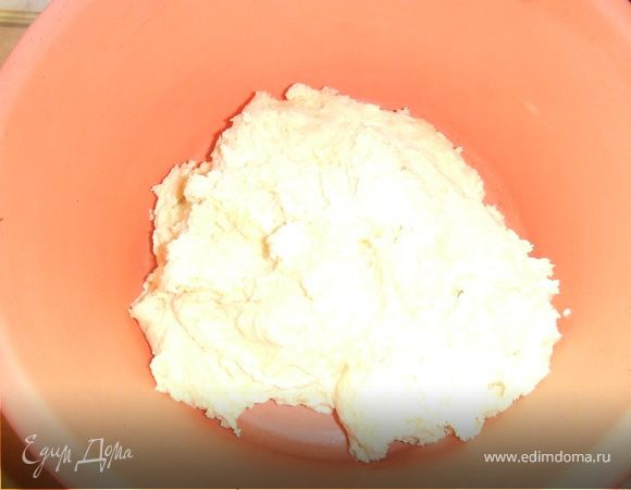 Берем глубокую миску, вбиваем яйца, добавляем сахар, масло, ванильный сахар,все взбиваем. Затем добавляем разрыхлитель и муку, все перемешиваем. Затем, нужно добавить в тесто 2 ст.л. молока, и все перемешать.