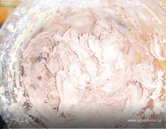 Берем две миски, и тесто разделяем пополам, 1 часть добавляем остатки молока и какао, и все взбиваем. 