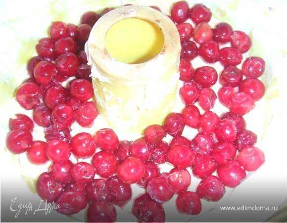 Форму смазать маслом, и выложить светлую часть теста, затем вишни (без косточек), а на верх вторую часть теста.