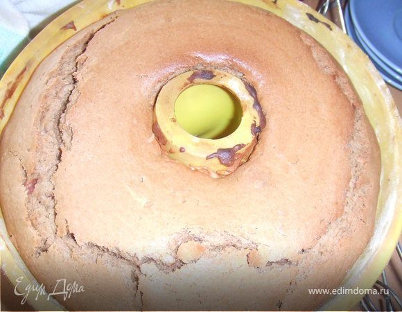 Выпекать кекс в течение 1 часа при температуре 170 г.