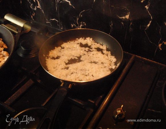 Лук нашинковать как можно мельче (я это сделала в измельчителе) и обжарить на отдельной сковороде.