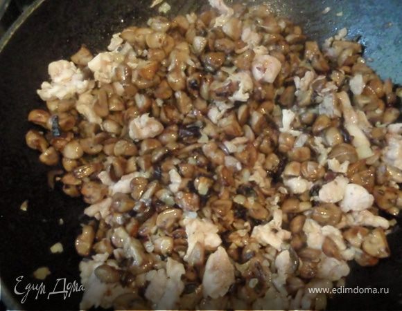 Затем добавим к грибочкам лук и курочку, ещё немного обжарим. Приправим солью и перцем и оставим томиться под крышкой минут 5-10