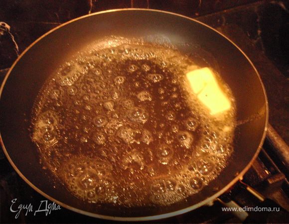 Теперь приступим к приготовлению соуса. Для начала растопим сливочное масло на сковороде.