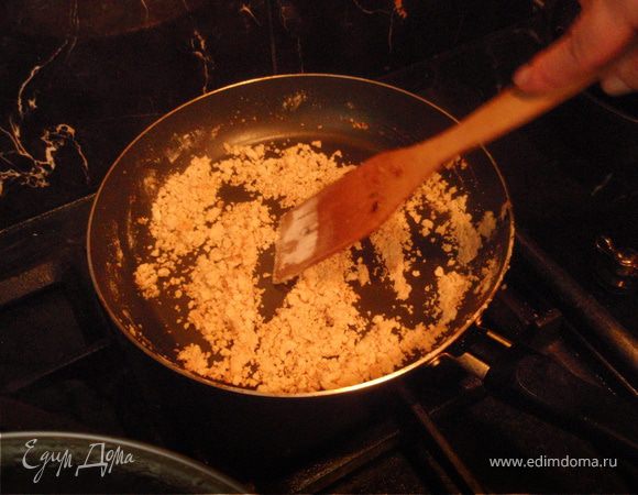 Затем добавим муку и обжарим ее до золотистого цвета. Это делается для того, чтобы соус приобрел янтарный цвет.
