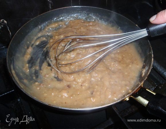 Постепенно добавим бульон, тщательно и интенсивно размешивая, чтобы не было комочков.