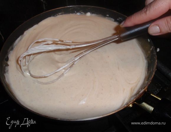 Когда добавлен весь бульон пришла очередь сметаны. Опять же важно постоянно мешать соус. Дать соусу немного покипеть, минуты две. Ну вот осталось только соединить грибочки с курочкой и соус.