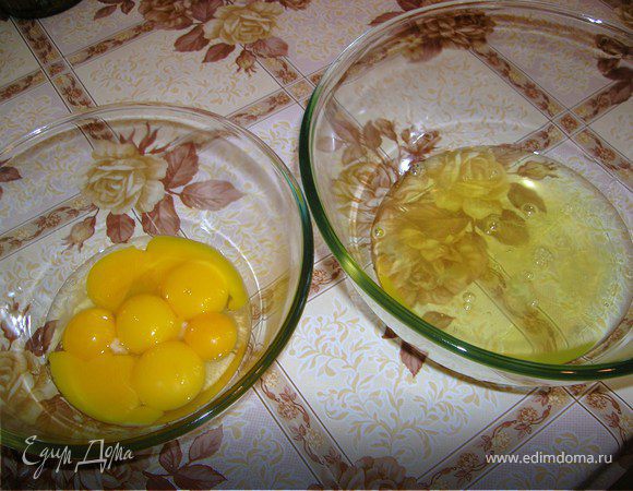 Отделить желтки от белков. Посуда должна быть чистая, сухая и холодная.
