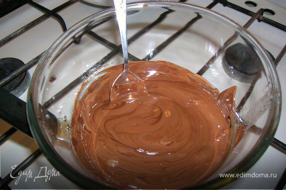 Растопить шоколад на водяной бане с 50 гр. масла сливочного. Я брала черный и молочный шоколад.