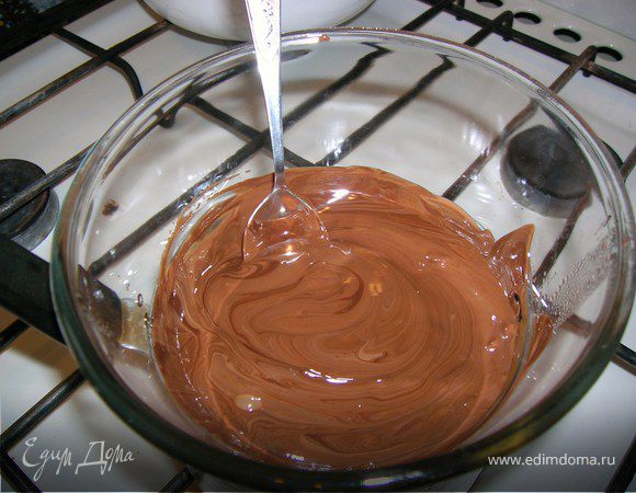 Растопить шоколад на водяной бане с 50 гр. масла сливочного. Я брала черный и молочный шоколад.