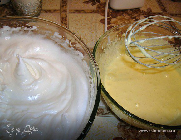Белки взбить в крутую пену с 150 гр. сахара и щепоткой соли, желтки тоже взбить или растереть со 100 гр. сахара до побеления.
В желтки добавить немного взбитых белков, крахмал и муку , аккуратно перемешивая.
Понемногу добавлять желтковую массу с мукой в белки и размешивать сверху вниз. 