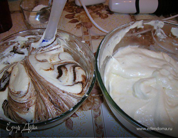 Тесто разделить на 2 части, и в одну из них добавить растопленный шоколад. Тоже аккуратно перемешать.