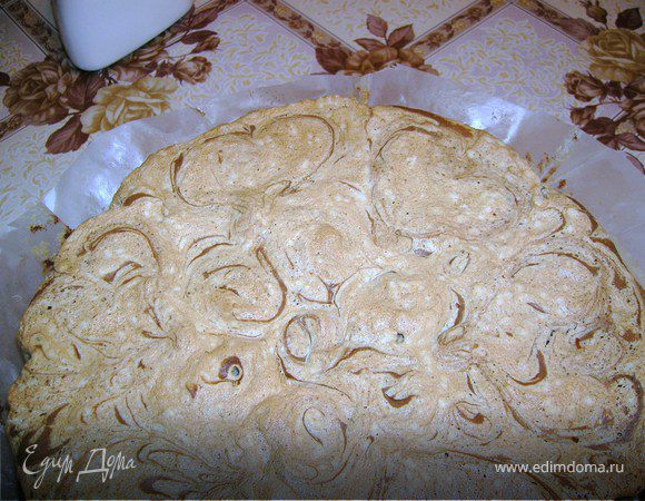 Сверху зубочисткой можно делать рисунки. Я хотела нарисовать сердечки, но белого теста оказалось больше и сердечки почти не видны.