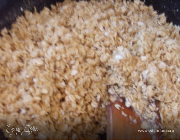 Овсяные хлопья обжарить, добавить 2 ст. ложки сливочного масла, всыпать 2ст. ложки сахара и еще немного обжарить.