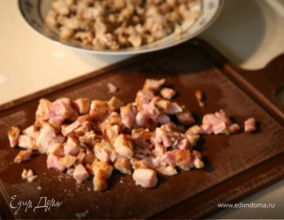 Куриное филе разрезать вдоль пополам.В сковороде разогреть 2 ст. л . сливочного масла, и обжарить курицу мин 5-6 с каждой стороны (до полной готовности,но не зажаривая).Далее переложить на доску,дать остыть и нарезать маленькими кубиками.