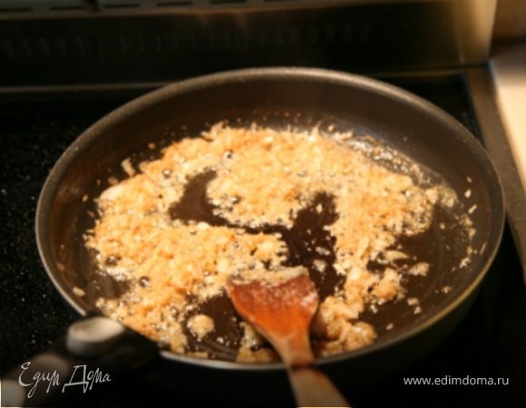 Лук очень мелко нарезать. В сковороде разогреть оставшееся масло и добать лук.Обжарить на небольшом огне,часто помешивая и не давая зажариваться,4-6 мин.