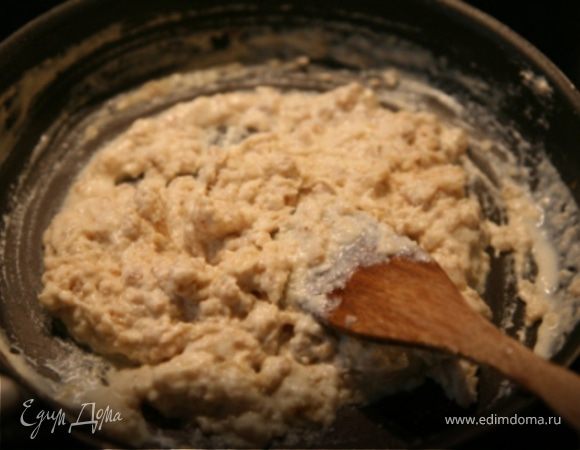 Всыпать муку,перемешать,обжаривать 2-3 мин.Далее снять с огня, влить сливки,тчательно перемешать и вернуть на плиту.Готовить,помешивая,до загустения,примерно 3-4 мин.