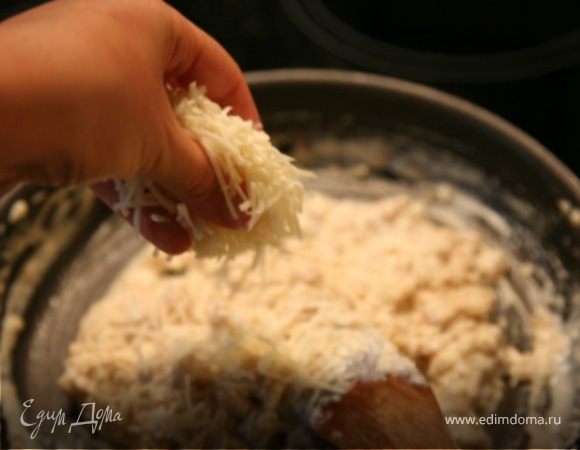 Снять с огня,всыпать натертый на мелкой терке сыр,перемешать.Добавить в соус курицу,посолить ,поперчить и сново хорошо все перемешать.