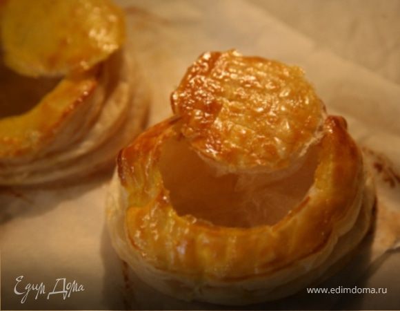 У готовых тарталеток аккуратно вынуть внутрений кружок оставив целым дно.  