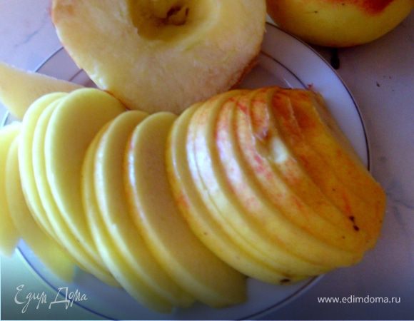 Яблоки очистить от кожуры, удалить сердцевину и семена и порезать тонкими ломтиками.