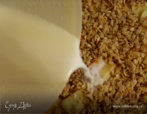 Яйца взбить с теплым молоком. Залить яично-молочной массой содержимое формы. Выпекать 35-40 минут при 190 С.