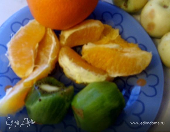 Очистить киви и апельсины, разделить апельсины на дольки