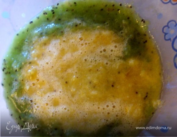 Измельчить киви и апельсины в блендере. Добавить сахар, орехи и тщательно перемешать. Туда же добавила кунжут