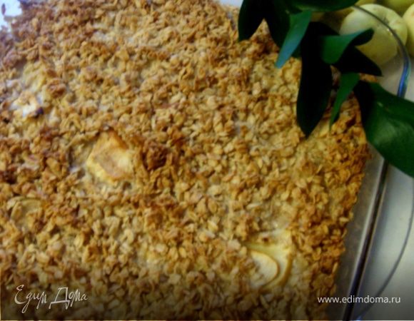 Готовую запеканку достать из формы, дать остыть и подавать, полив соусом. 