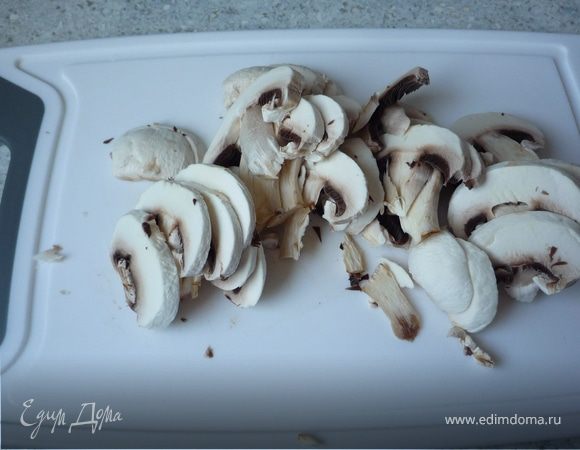 Шампиньоны почистить и нарезать пластинками.