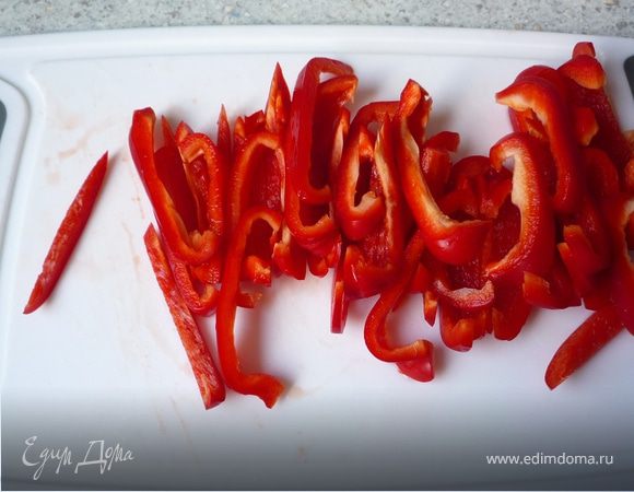 Перец разрезать на 4 части, удалить сердцевину и нарезать полосками.
