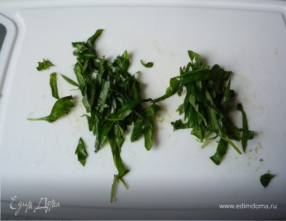 Базилик помыть и тоже нарезать полосками.