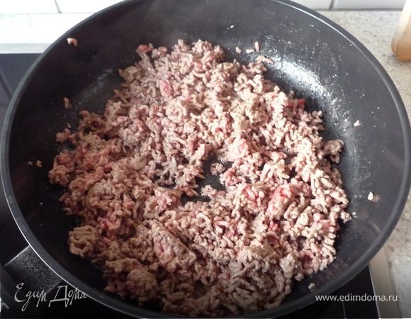 Разогреть в сковороде масло и обжарить фарш до рассыпчатого состояния.