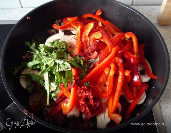 Добавить грибы, перец, томат. пасту и базилик. Приправить солью, перцем и чили.