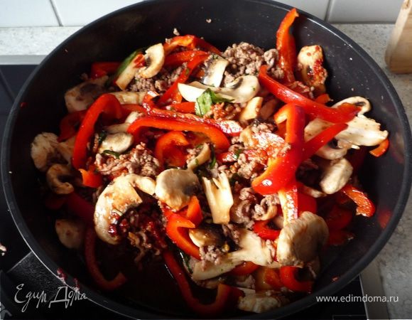 Залить овощным бульоном и на медленном огне дать провариться в течение 5 мин.