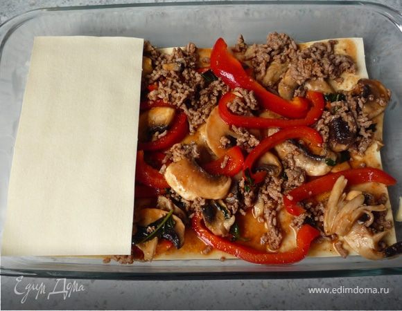 Выложить 2-й слой лазаньи, распределить 1/3 начинки. Выложить 3-й слой лазаньи, распределить 1/3 начинки. Выложить последний 4-й слой лазаньи.