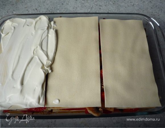 Смазать верхний слой крем-фреш.