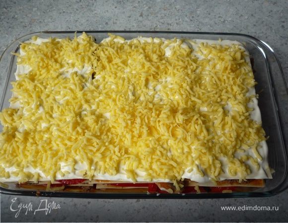 Посыпать сыром.