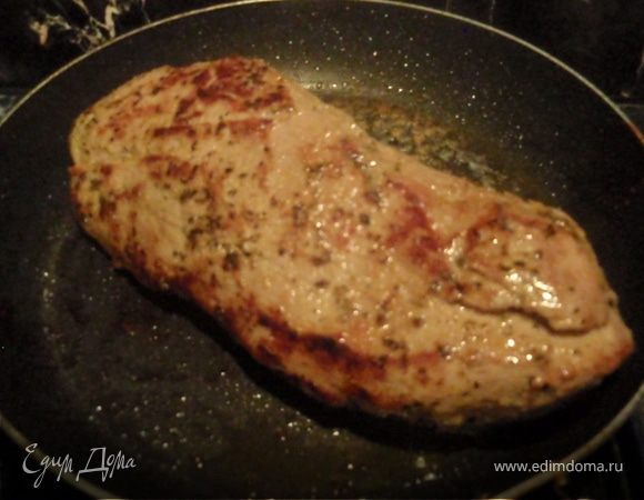 Обжарить мясо со всех сторон до золотистой корочки на небольшом количестве растительного масла.