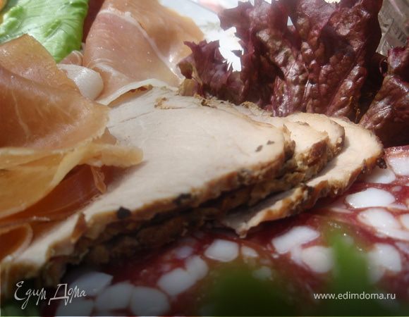 Отправить в духовку на гриль 220 гр. на 10 минут, затем вынуть и дать отдохнуть. Тем временем духовка остывает до 160 гр. Когда остыла ставим ещё на 30 минут. Можно добавить немного мясного бульона или водички. Периодически переворачивать.  Проверить готовность зубочисткой. Сразу не разрезать мясо, это очень важно! На фото, то как это блюдо выглядела за праздничным столом на мясной тарелке. Улетело за считанные минуты!